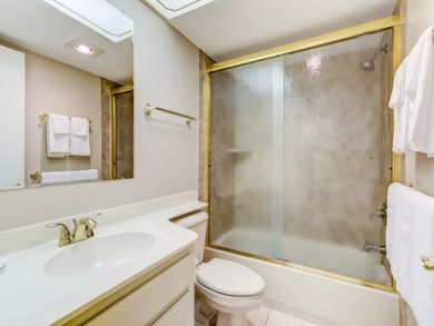 Updated Luxury Accommodation Pretty Interior Stroll to Beach